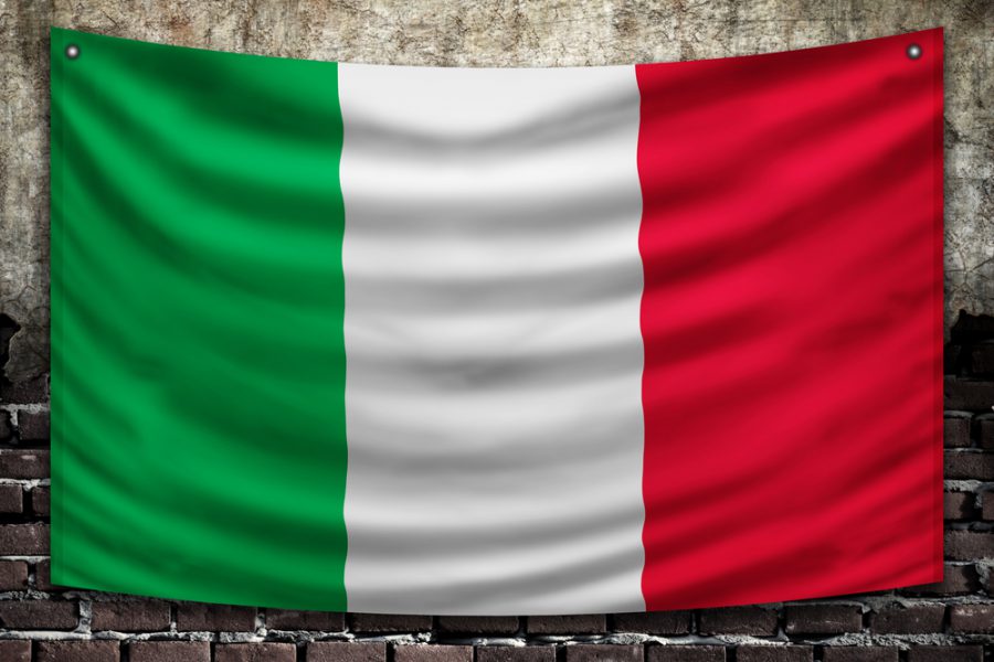 Caserta conferenza sulla costituzione bandiera italiana
