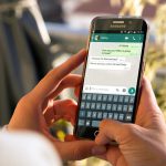 Mani con telefono con whatsapp