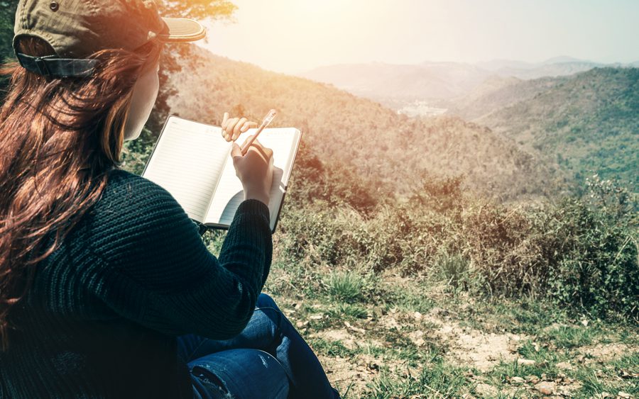Una donna legge una poesia