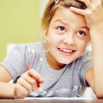 Bambina che scrive