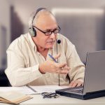 Anziano a lezione on line