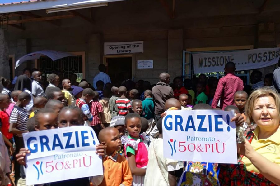 Bambini davanti alla biblioteca aperta grazie a 50&Più Pescara in Kenia