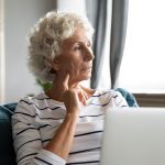 Signora pensierosa con pc