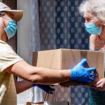 Donazione di un pacco tra giovane e anziana