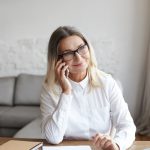 Donna rasserenata al telefono