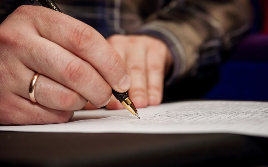 Mani che scrivono una lettera