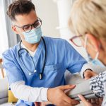 Operatore sanitario con paziente