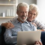 coppia che guarda incontro online