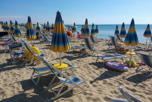 Spiaggia con ombrelloni