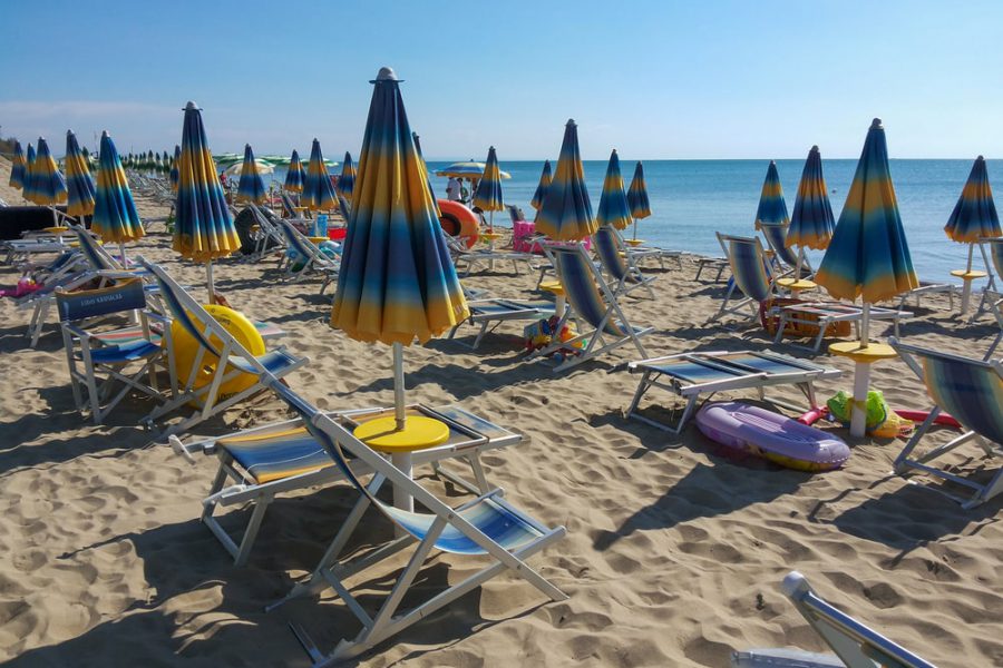 Spiaggia con ombrelloni