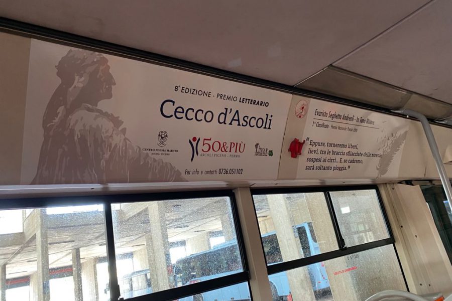 Autobus di Ascoli con i versi del Premio Cecco d'Asoli