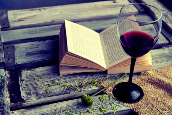 Calice di vino con libro