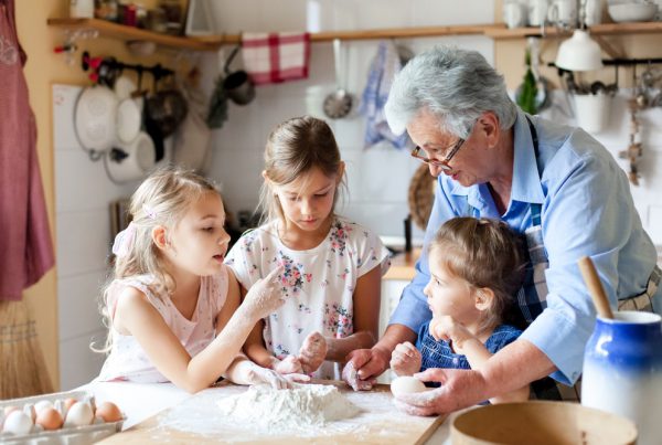 nonna con nipoti in cucina