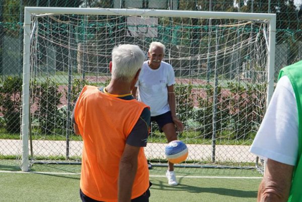 Due signori giocano a Walking Football