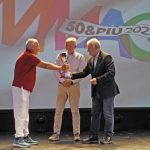 il Presidente 50&Più Salerno riceve la coppa per il 3 posto nella classifica assoluta per province