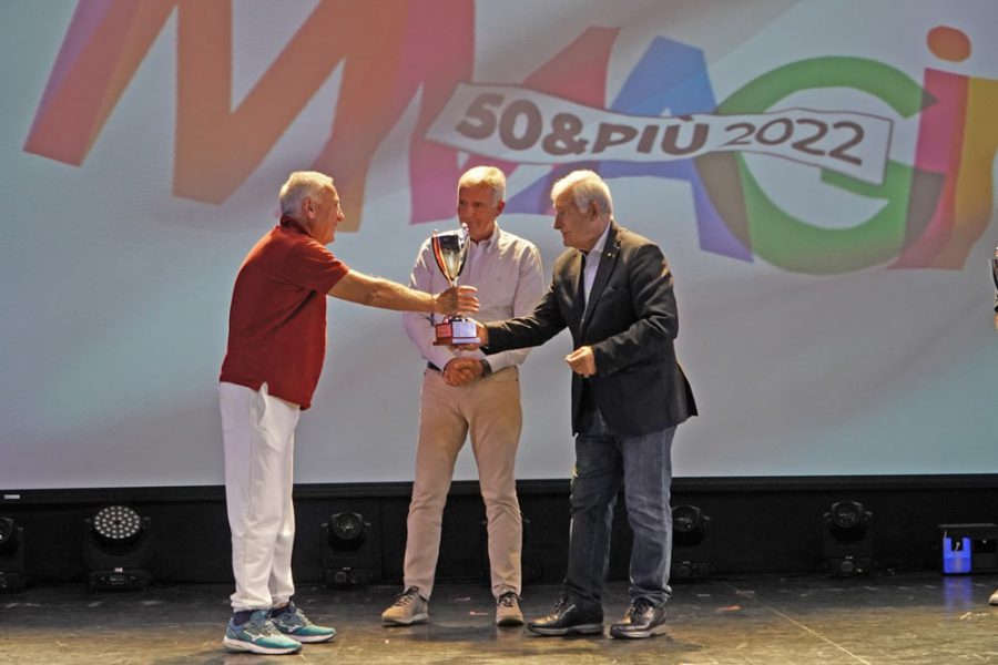 il Presidente 50&Più Salerno riceve la coppa per il 3 posto nella classifica assoluta per province
