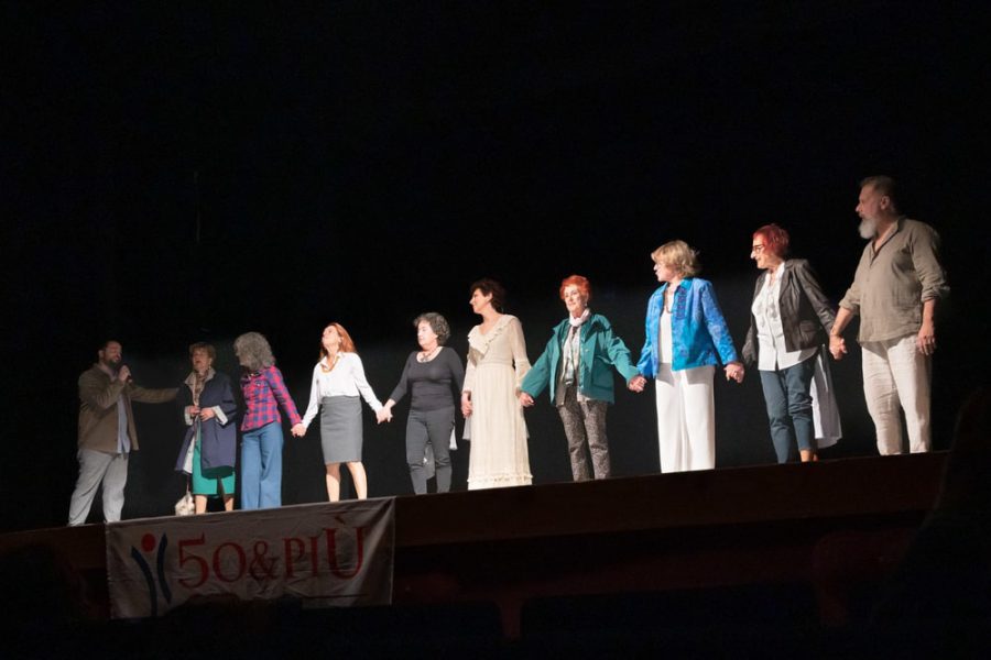 I soci 50&Più Lucca si esibiscono nello spettacolo teatrale Questioni di chimica