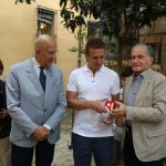 Ottavio Righini consegna il Premio realizzato da Annafietta