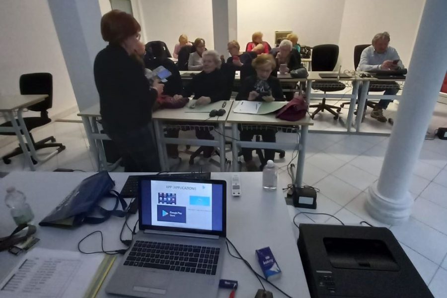 I corsi sullo smartphone organizzati da 50&Più Vercelli