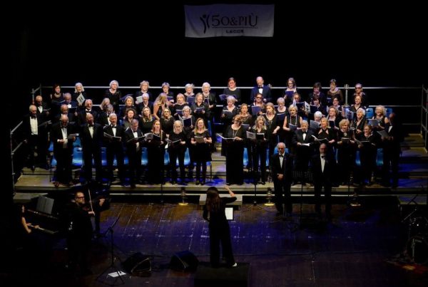 L'esibizione al Teatro Apollo del Coro 50&Più Lecce